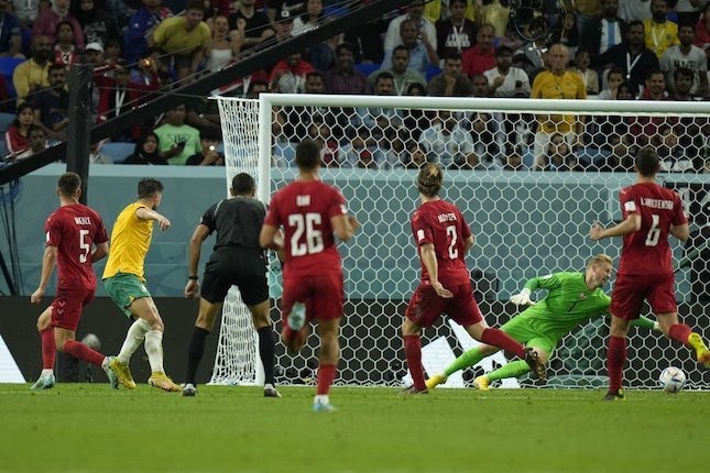 Momen saat Mathew Leckie (kedua dari kiri) mencetak gol di laga Australia vs Denmark di matchday 3 Grup D Piala Dunia 2022 di Al Janoub Stadium.