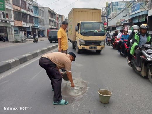 Jajaran Kecamatan Medan Perjuangan melakukan gotong royong bersama membersihkan median jalan di jalan Prof HM Yamin.