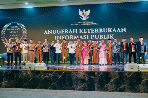 Wali Kota Bobby Nasution foto bersama dengan kepala daerah lainnya usai menghadiri acara Anugerah Keterbukaan Informasi Publik Tahun 2022 di Aula Raja Inal Kantor Gubernur Sumut.