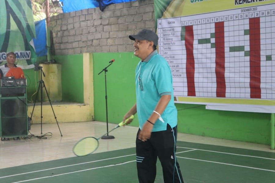 Asisten Bidang Administrasi Umum Drs Meidy Yusri menghadiri acara pembukaan lomba olahraga, di Halaman Kantor Kemenag Kota Binjai.