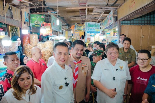 Menko Perekonomian Airlangga Hartarto, Menperin Agus Gumiwang Kartasasmita didampingi Wali Kota Medan Bobby Nasution dan Wakil Gubernur Sumut Musa Rajekshah saat meninjau Pusat Pasar Medan.