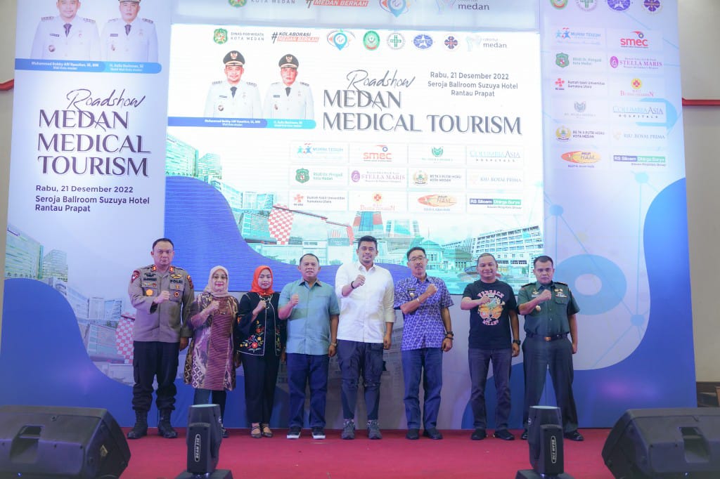 Wali Kota Medan Bobby Nasution foto bersama dengan lainnya dalam Roadshow MMT di Seroja Ballroom Suzuya Hotel, Rantau Prapat, Kabupaten Labuhanbatu.