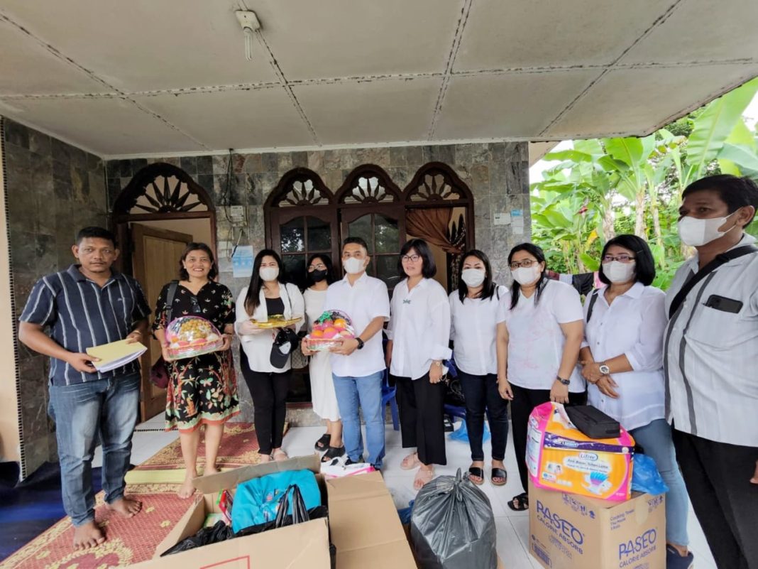 Pendeta GBKP Runggun Setia Budi, Pdt John Terkelin Ginting MA MTh didampingi pengurus Moria dan perwakilan Mamre GBKP Setia Budi Medan foto bersama dengan salah satu pengurus Rumah Singgah Komisi HIV/AIDS dan Nafza GBKP Towuty P Sebayang didampingi Koordinator Rumah Singgah Dharma Barus usai menyerahkan bantuan di Rumah Singgah Komisi HIV/AIDS dan Nafza GBKP, Jalan Petunia Raya, Namo Gajah, Senin (5/12/2022).