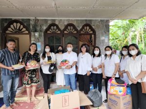 Pengurus Moria dan perwakilan Mamre GBKP Setia Budi Medan foto bersama dengan salah satu pengurus Rumah Singgah Komisi HIV/AIDS dan Nafza GBKP Towuty P Sebayang didampingi Koordinator Rumah Singgah Dharma Barus usai menyerahkan bantuan di Rumah Singgah Komisi HIV/AIDS dan Nafza GBKP, Jalan Petunia Raya, Namo Gajah, Senin (5/12/2022).