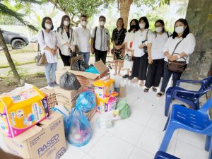 Pendeta GBKP Runggun Setia Budi, Pdt John Terkelin Ginting MA MTh didampingi pengurus Moria dan perwakilan Mamre GBKP Setia Budi Medan foto bersama dengan salah satu pengurus Rumah Singgah Komisi HIV/AIDS dan Nafza GBKP Towuty P Sebayang usai menyerahkan bantuan di Rumah Singgah Komisi HIV/AIDS dan Nafza GBKP, Jalan Petunia Raya, Namo Gajah, Senin (5/12/2022).