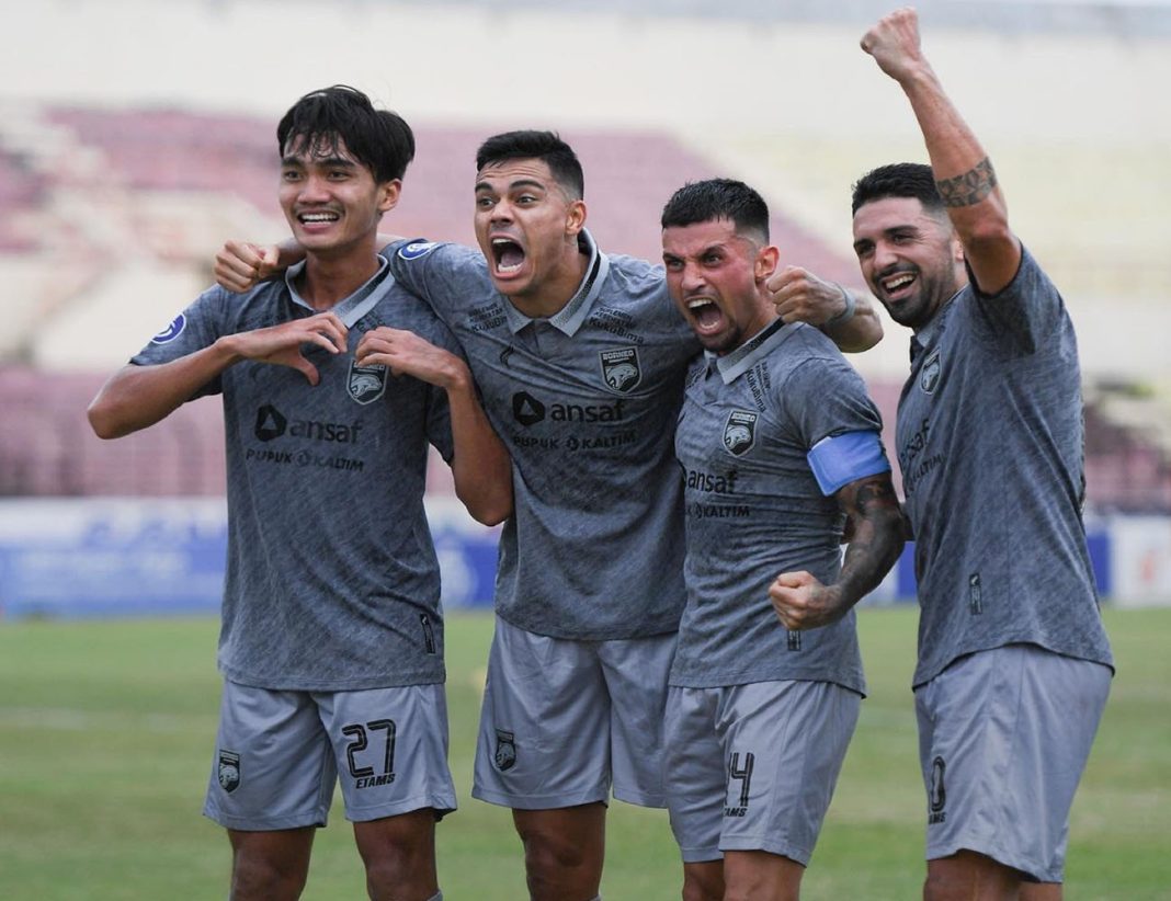 Muhammad Andy Harjito, Matheus Pato, Stefano Lilipaly dan Jonathan Bustos merayakan gol seusai menjebol gawang Bali United yang dikawal M Ridho.