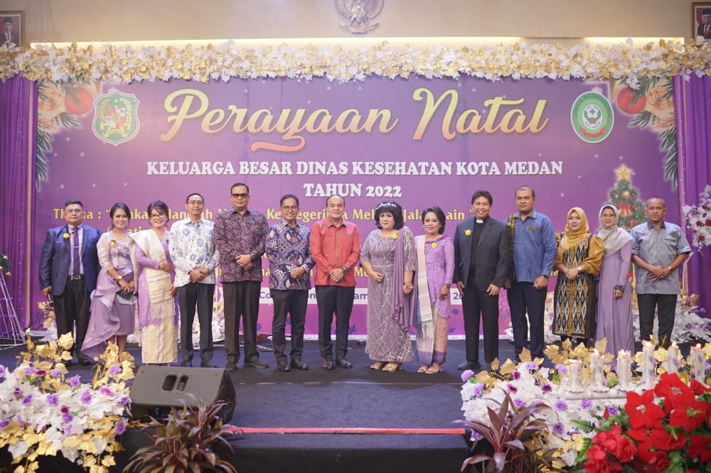 Ketua Panitia Natal Dinkes Kota Medan Tahun 2022 dr Imelda Iriana Purba MKM foto bersama dengan Kadis P2 & KB Kota Medan dr Suryadi Panjaitan SpPD MKes Finasim, Ketua DPRD Medan diwakili Edward Hutabarat dan lainnya pada perayaan Natal Dinkes Kota Medan di Tiara Convention Center, Jalan Cut Meutia Medan.