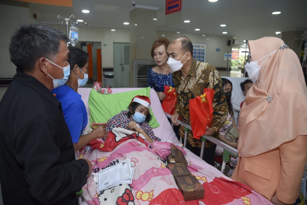 Direktur Utama RSUP H Adam Malik dr Zainal Safri SpPD-KKV SpJP (K) didampingi Ketua Dharma Wanita Persatuan RSUP H Adam Malik dr Cherry Siregar MKes MKedClin SpMK, dan Ketua Bimbingan Rohani Kristen RSUP H Adam Malik dr Parluhutan Siagian SpP (K) membagikan bingkisan Natal kepada pasien.