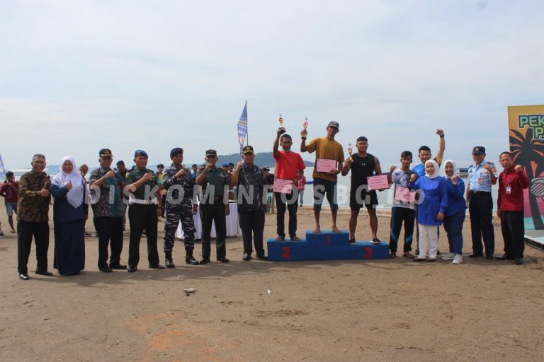 Para juara lomba perahu dayung tradisional antar kelurahan se Kota Sibolga foto bersama di Pelabuhan Lama Kota Sibolga.