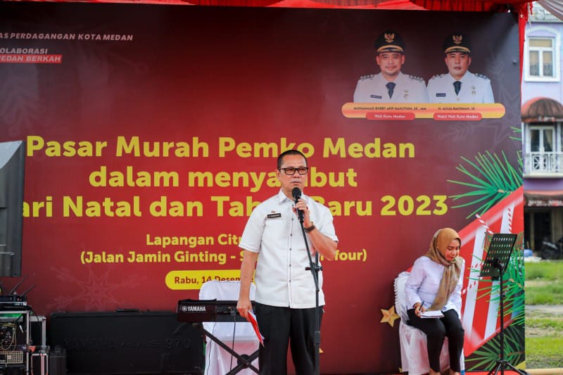 Pemko Medan membuka pasar murah dalam rangka menyambut Natal 2022 dan Tahun Baru 2023 di Lapangan Ruko perkantoran Citra Garden, Medan Baru.