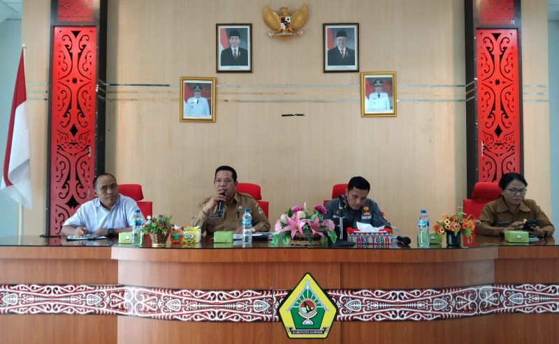 Pemkab Samosir menggelar rapat koordinasi pembahasan ketersediaan dan keterjangkauan harga bahan pokok strategis di Aula Kantor Bupati Samosir.