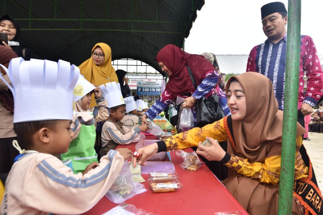 Bunda PAUD Kabupaten Batubara Ny Hj Maya Indriasari Zahir SE menghadiri Market Day di UPT TK Negeri Pembina Sei Suka dan UPT SD Negeri 03 Perkebunan Siparepare, Kecamatan Sei Suka.