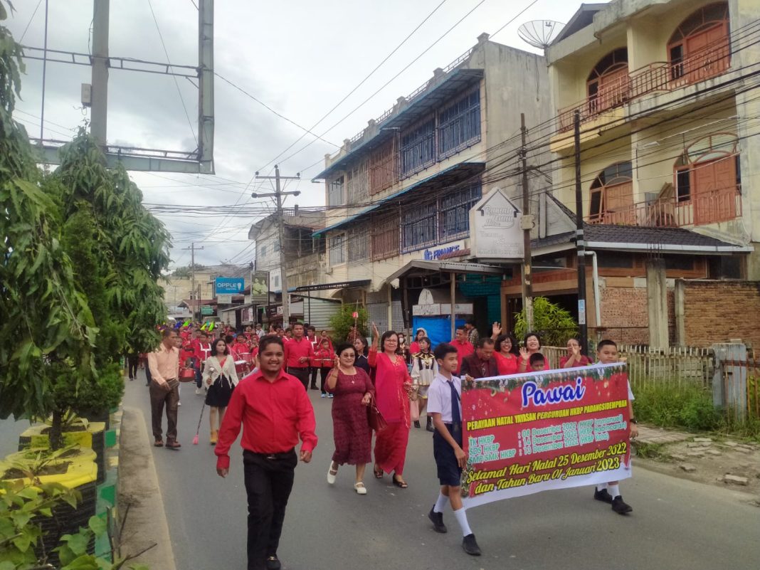 Perayaan Natal TK YP HKBP Padangsidimpuan diawali dengan pawai diiringi drumband menyusuri jalan di kota Padangsidimpuan sebelum masuk ke kompleks Gereja HKBP Immanuel, Kamis (8/12/2022).