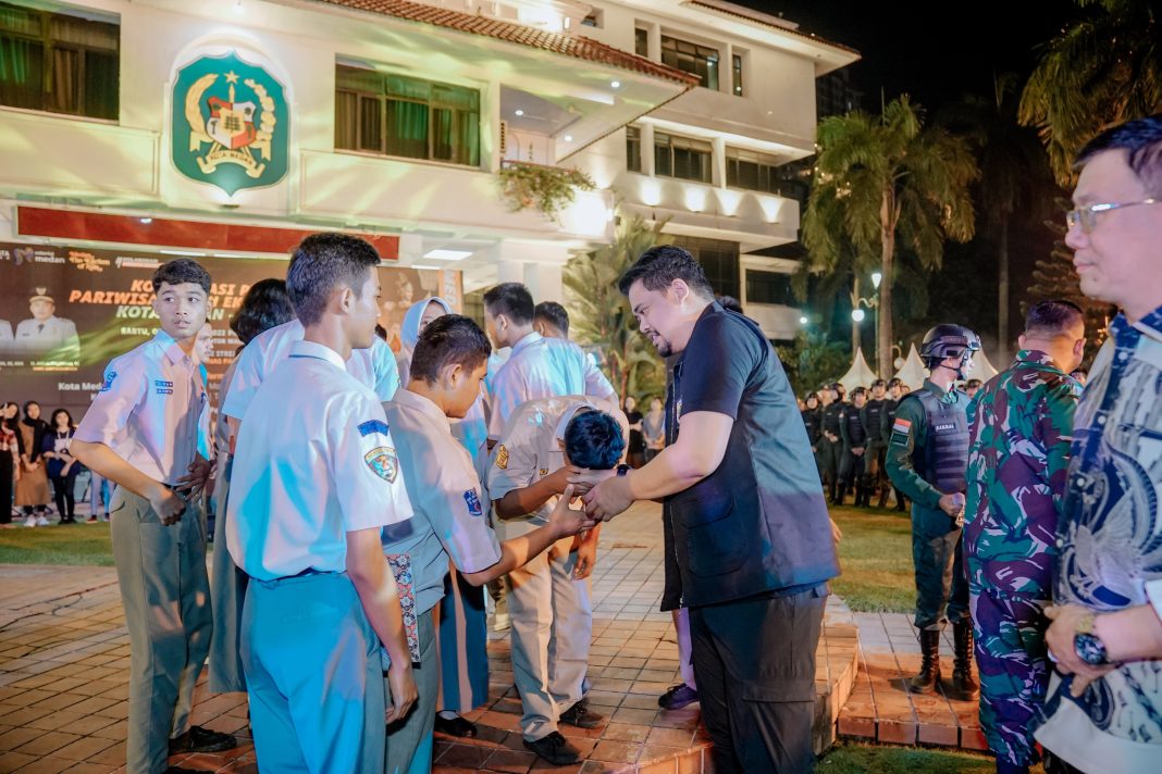 Wali Kota Medan Bobby Nasution menyalami para pelajar usai menyaksikan deklarasi anti tawuran dan narkoba yang dirangkai dalam gelaran BeKraf di halaman depan Balai Kota Medan, Jalan Kapten Maulana Lubis Medan, Sabtu (3/12/2022). (Dok/Kominfo Medan)