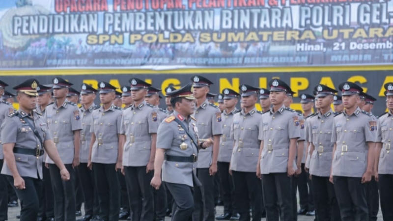 Kapolda Sumut Irjen Pol RZ Panca Putra Simanjuntak memeriksa barisan pada upacara penutupan, pelantikan dan pengambilan sumpah pendidikan pembentukan Bintara Polri Tahun 2022, di Lapangan Upacara SPN Hinai Polda Sumut.