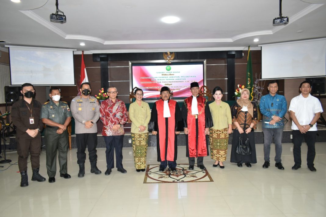 Ketua PN Medan yang baru Victor Togi Rumahorbo didampingi istri berfoto bersama Setyanto Hermawan seusai pelantikan yang digelar di aula PT Medan di Jalan Ngumban Surbakti Medan.