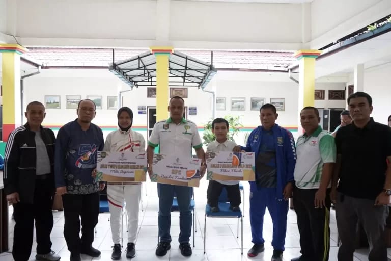 Pemberian penali asih ini diserahkan Bupati Asahan diwakili Sekretaris Daerah Kabupaten Asahan Drs John Hardi Nasution MSi didampingi Asisten I Pemerintahan dan Kesra di Kantor Dinas Pemuda, Olahraga dan Parawisata Kabupaten Asahan.