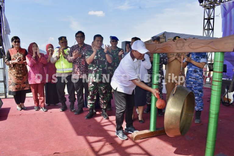 Wali Kota Sibolga H Jamaluddin Pohan memukul gong membuka pekan promosi pariwisata tahun 2022 Kota Sibolga di Pelabuhan Lama Kota Sibolga.