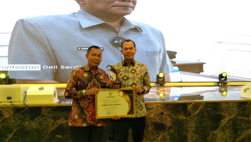 Pemkab Langkat menerima penghargaan keterbukaan informasi publik Provinsi Sumut tahun 2022.