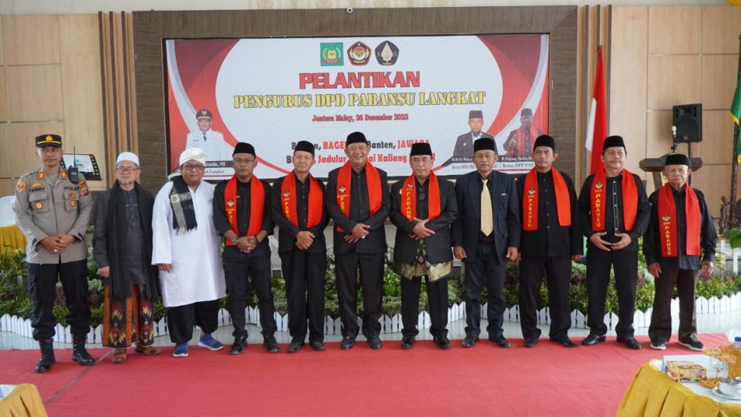 Plt Bupati Langkat H Syah Afandin SH foto bersama dengan lainnya saat menghadiri pelantikan DPD Pabansu periode 2022-2027, di Jentera Malay Rumah Dinas Bupati Langkat, Stabat.