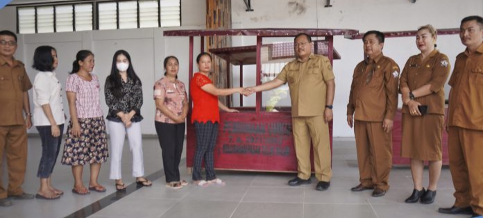 Pemkab Nias Selatan menyerahkan langsung bantuan pengembangan usaha senilai Rp2.000.000 dan gerobak kepada para pelaku UMKM di Rumah Dinas Bupati Nias Selatan, Jalan Pancasila Nomor 01, Teluk Dalam.