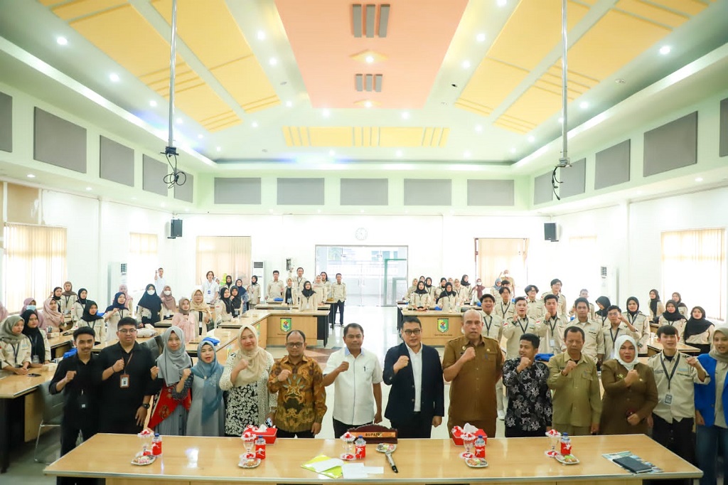 Bupati Sergai H Darma Wijaya foto bersama dengan lainnya usai menerima mahasiswa/i peserta PMM, MBKM dengan PMN Tahun 2022, di Aula Sultan Serdang, Kompleks Kantor Bupati Sergai, Sei Rampah.