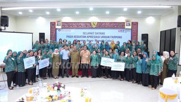 Sekda Sibolga H Yusuf Batubara foto bersama dengan Kepala Perwakilan BI Sibolga Yuliansah Andrias dan lainnya saat menghadiri pertemuan Urban Farming “Basamo-samo Memetik Cabai” yang digelar di Aula Graha Aulia BI Sibolga.