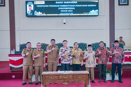 Wali Kota Medan Bobby Nasution foto bersama dengan Ketua DPRD Medan Hasyim SE dan lainnya saat menghadiri rapat paripurna dalam rangka penyampaian laporan hasil pembahasan pendapat akhir fraksi-fraksi dan penandatanganan atau pengambilan keputusan sekaligus persetujuan bersama DPRD atas Ranperda Kota Medan tentang pengelolaan keuangan daerah.