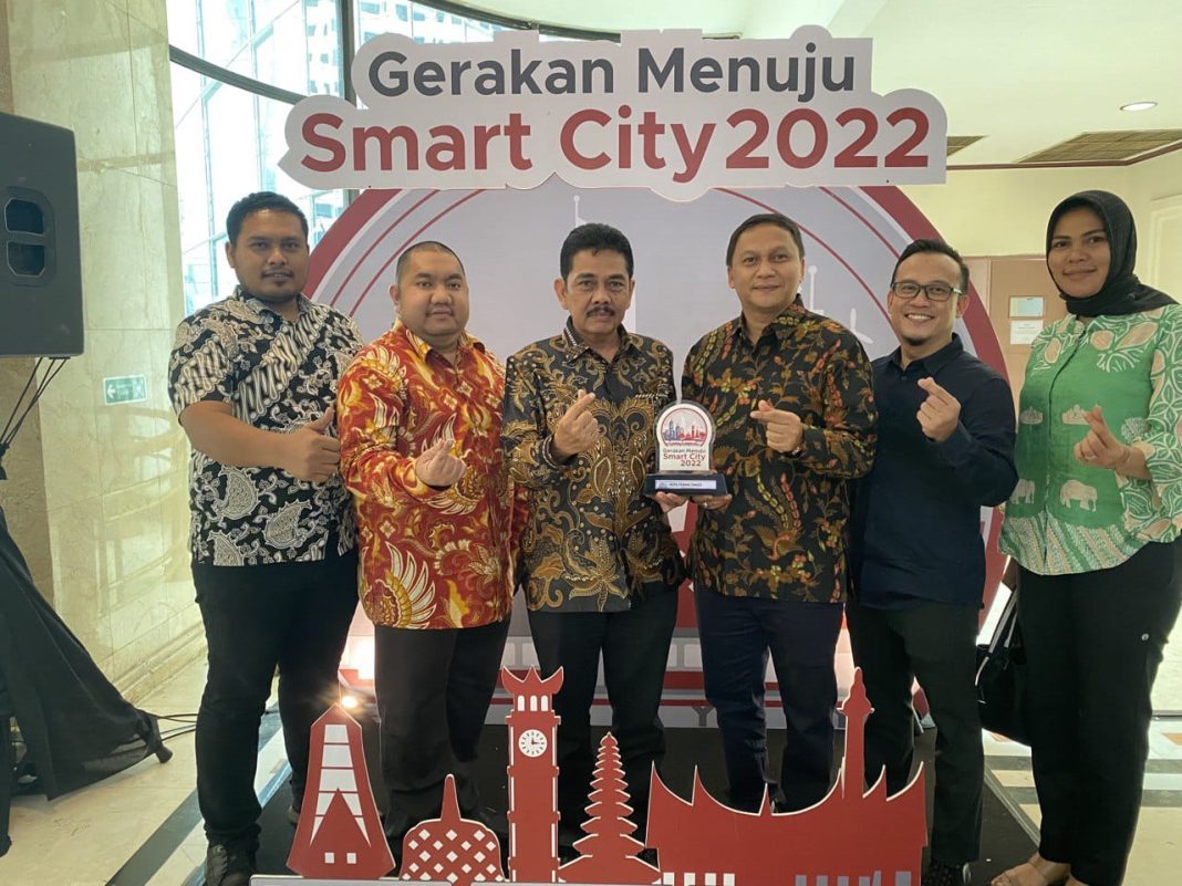 Pj Wali Kota Tebingtinggi Muhammad Dimiyathi SSos MTP foto bersama Kadis Kominfo Tebingtinggi Dedi Parulian Siagian SSTP MSi dan lainnya usai menerima penghargaan program masterplan smart city di Hotel Grand Sahid Jaya Jakarta.