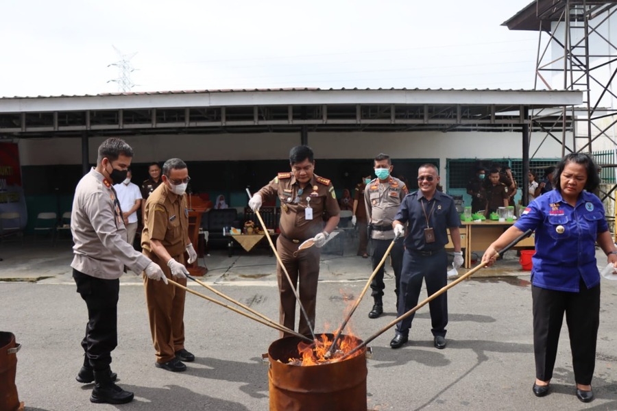 Kepala Kejaksaan Negeri Kota Binjai M Husein Admaja SH MH, Kapolres Kota Binjai AKBP Ferio Sano Ginting SIK MH, Kepala Pengadilan Negeri Kota Binjai Teuku Syarafi SH MH, Kepala BNN Kota Binjai AKBP Magdalena Sirait bersama-sama melakukan pemusnahan barang bukti yang telah memiliki kekuatan hukum tetap, Selasa (6/12/2022).