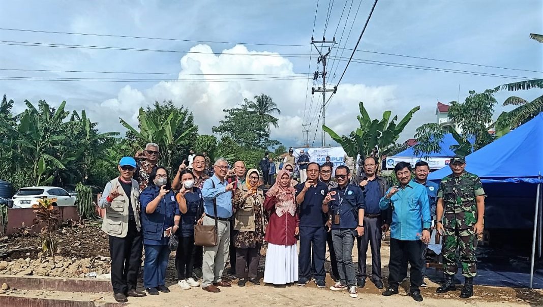 Foto bersama Tim Pengabdian kepada Masyarakat UKI dalam program Kick Off Kampung Cekattan yang diinisiasi Direktorat Jenderal Pendidikan Tinggi, Riset dan Teknologi RI di Cianjur, Jawa Barat.