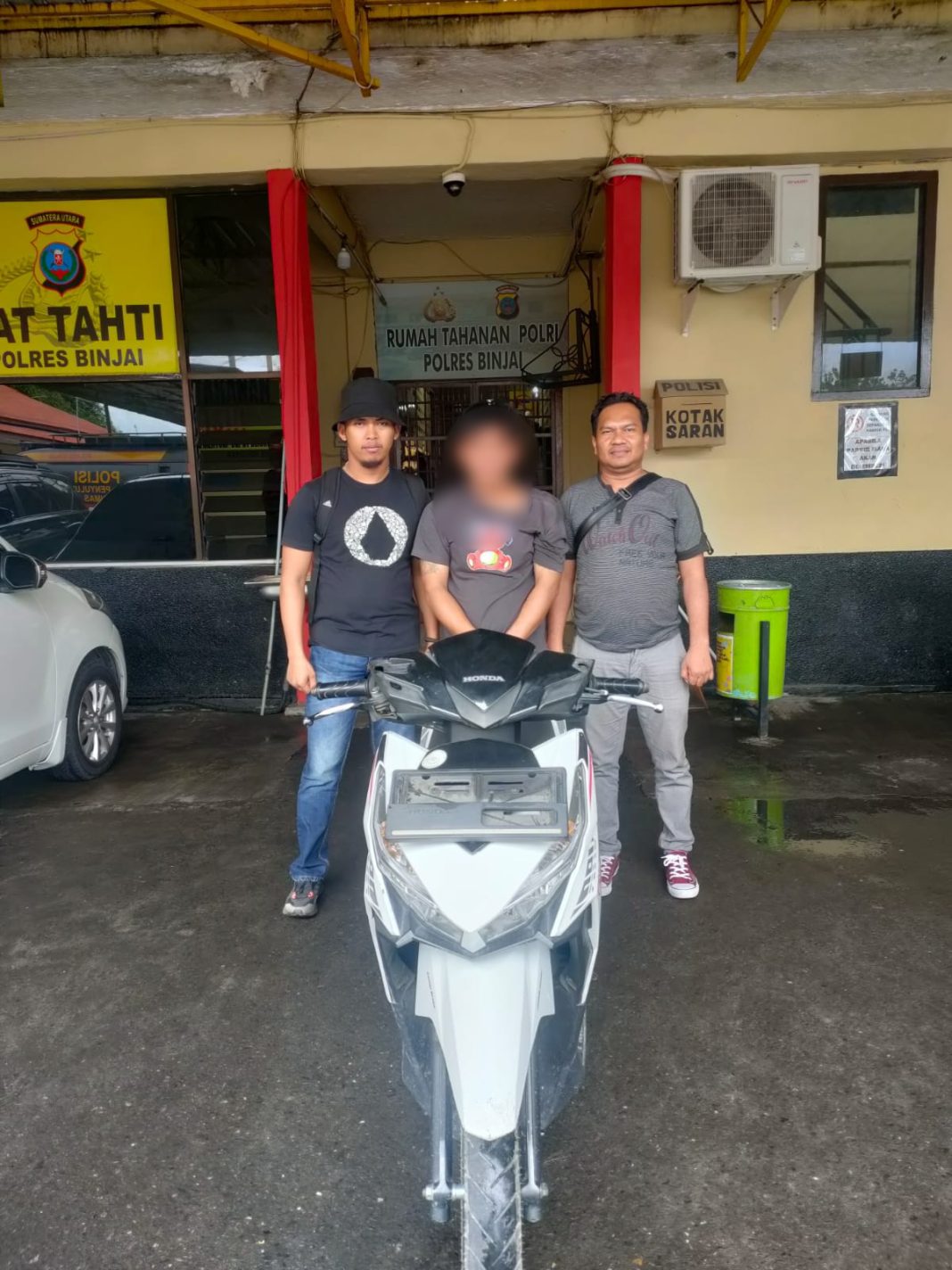 Personel Satreskrim Polres Binjai mengapit pelaku penggelapan sepeda motor di Mapolres Binjai, Kamis (8/12/2022).