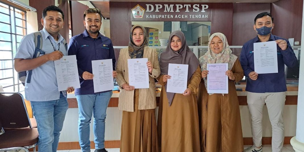 Prosesi penyerahan izin proyek yang diserahkan Kabid DPMPTSP Nurhayati BSE dan Kabid Perkim Pemkab Aceh Tengah Hervia Yudistira ST MT ke PLN.