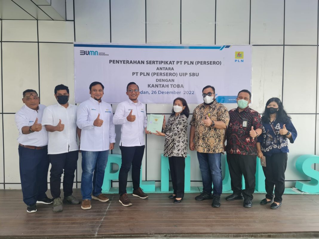 Kepala Kantor Pertanahan Kabupaten Toba Serepia Agustina SH MH menyerahkan sertipikat tapak tower kepada Manager UPP 4 Sumbagut Agil Dermawan di Medan.