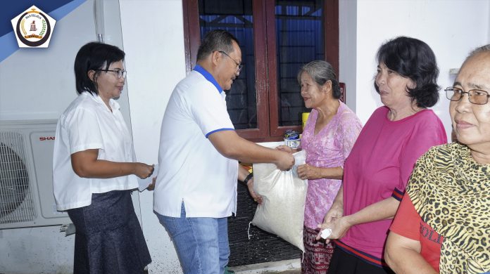 Penyerahan tali kasih kepada para janda dan duda di halaman Rumah Dinas Wakil Bupati.