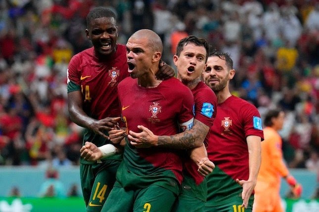 Skuad Portugal merayakan gol Pepe dalam laga 16 besar Piala Dunia 2022 versus Swiss, Rabu (7/12/2022).