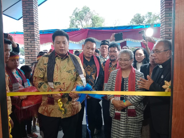 Bupati Samosir Vandiko Timotius Gultom ST didampingi lainnya meresmikan acara launching produk lokal warga dan Galery Pusat Oleh-oleh HKBP Distrik VII Samosir yang diselenggarakan Gereja HKBP Distrik VII Samosir di Galery HKBP Distrik VII Samosir, Jalan Gereja 9A Pangururan.