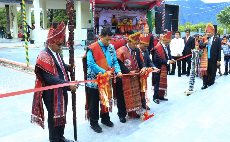 Bupati Samosir Vandiko T Gultom ikut meresmikan revitalisasi Tugu PSB Pomparan Op Pangaribuan Sitohang di Desa Parsaoran Urat.