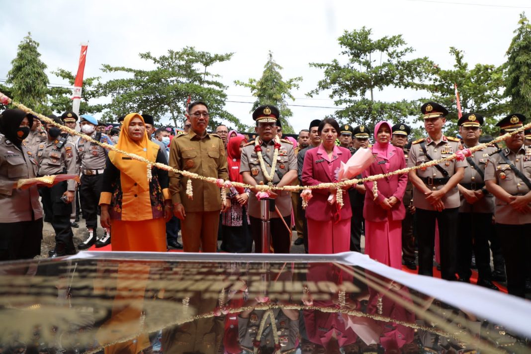 Kapolda Sumut Irjen Pol RZ Panca Putra Simanjuntak didampingi lainnya potong pita sebagai tanda diresmikannya Mapolres Labusel.