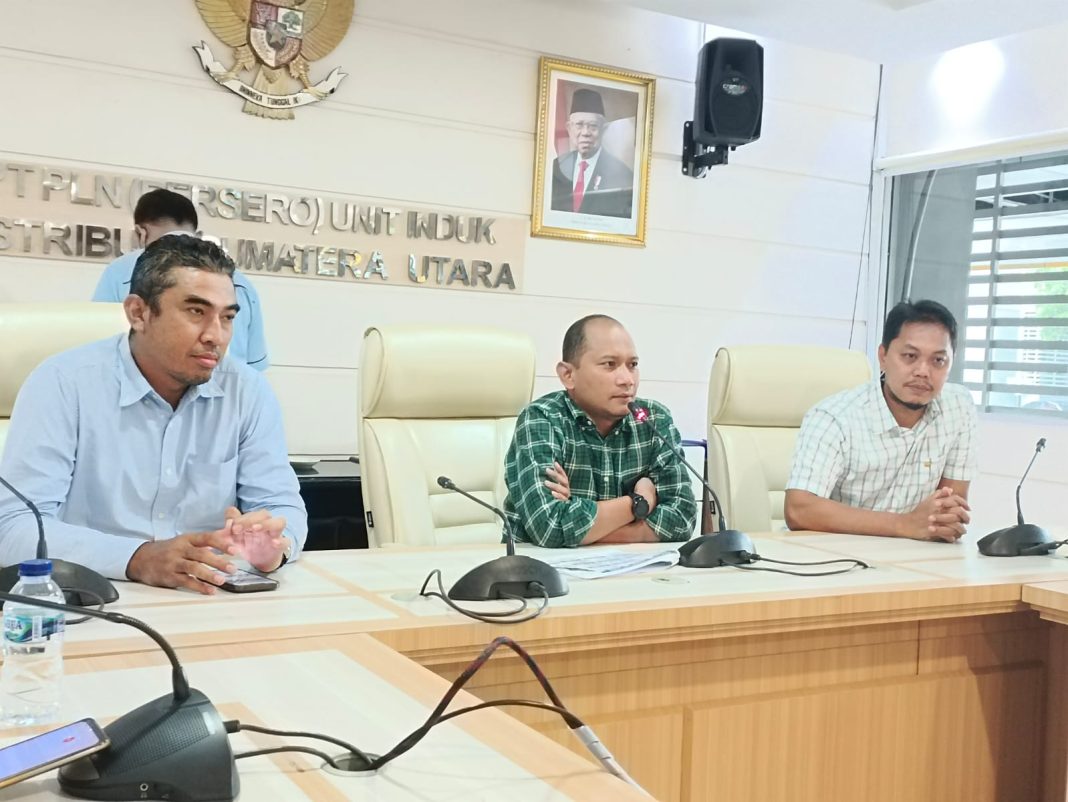 SRM Distribusi PLN UID Sumut Didik Wicaksono yang didampingi Manager UP2D Ricki Yakop dan Humas PLN UID Sumut Yasmir Lukman di Medan, menjelaskan PLN UID Sumut siap amankan listrik Tahun Baru.