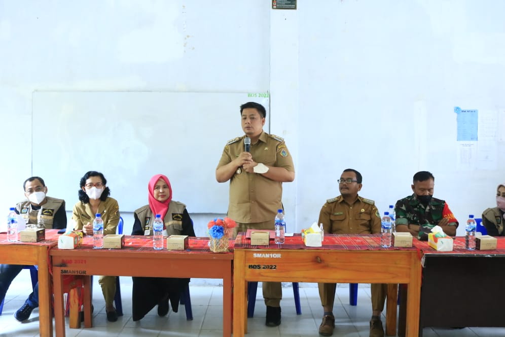 Bupati Samosir Vandiko T Gultom ST memberikan kata sambutan pada kegiatan pelaksanaan PKB yang digelar Dinas Kesehatan Provinsi Sumut bekerjasama dengan Dinas Kesehatan Kabupaten Samosir, di Komplek SMA Negeri 1 Onan Runggu, Desa Pakpahan, Kecamatan Onan Runggu, Kabupaten Samosir.