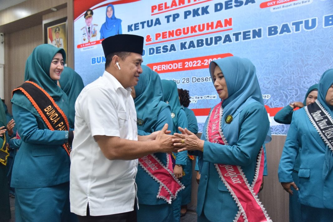 Bupati Batubara Ir H Zahir MAP dan Ketua TP PKK Kabupaten Batubara Ny Hj Maya Indriasari Zahir menyalami Ketua TP PKK Desa usai dilantik sekaligus mengukuhkan Bunda PAUD Desa, Kabupaten Batubara periode 2022-2028 di aula Rumah Dinas Bupati Batubara, Komplek Perumahan Inalum, Kecamatan Sei Suka.