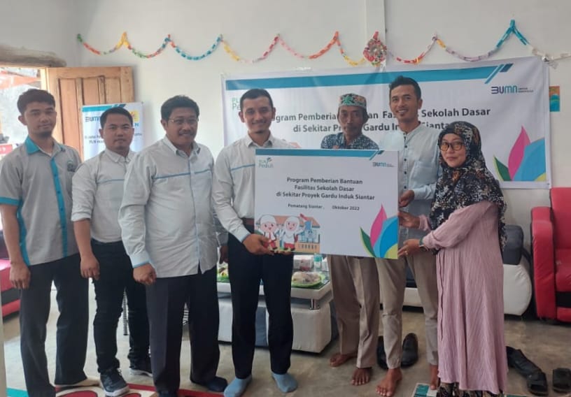 PLN UIP Sumbagut menyerahkan dana TJSL bertema Program pemberian bantuan fasilitas sekolah dasar di sekitar Proyek Gardu Induk 150kV Siantar, belum lama ini.