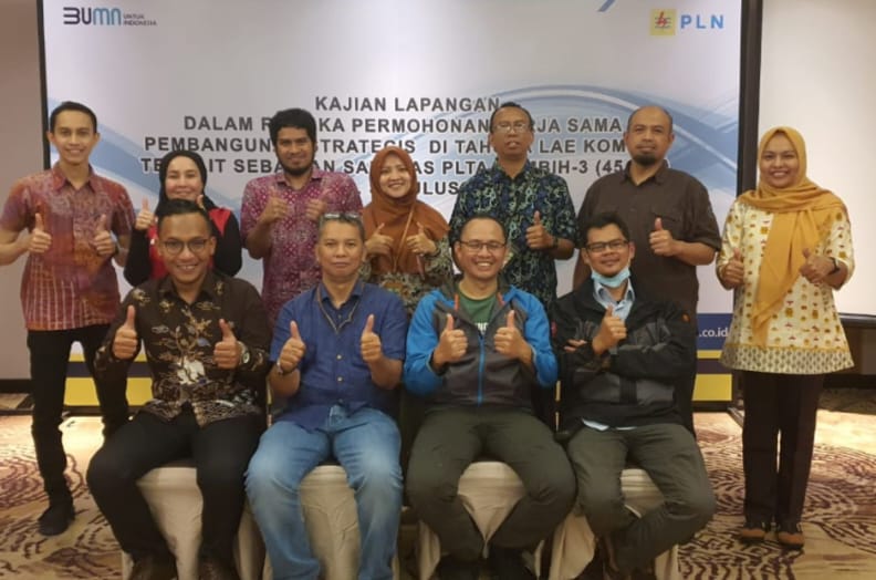 PT PLN UIP Sumbagut menggelar Rakor bersama Kementerian LHK dan pesertanya foto bersama di Medan.