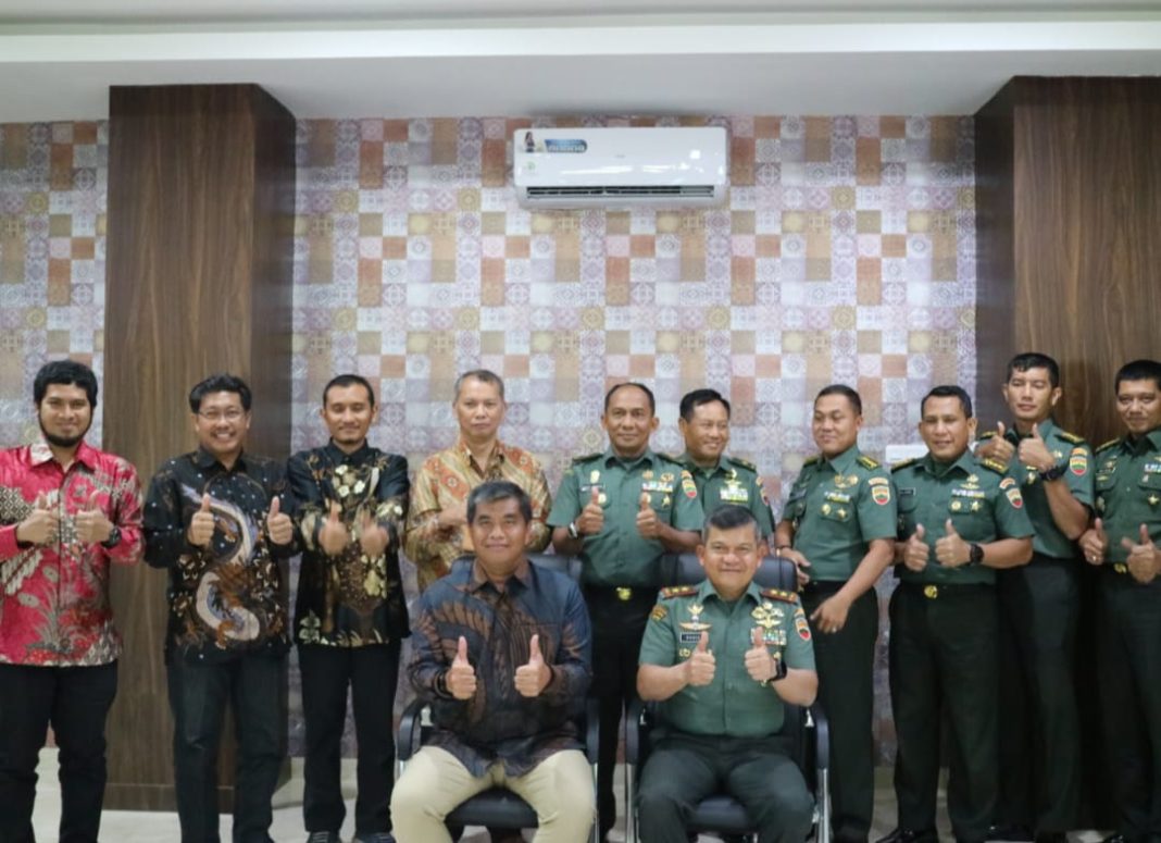 Pangdam I/BB Mayjen TNI Achmad Daniel Cardin dan General Manager PLN UIP Sumbagut Octavianus Duha selesai menandatangani perjanjian kerjasama foto bersama di Markas Kodam I/BB, Jalan Gatot Subroto Medan.