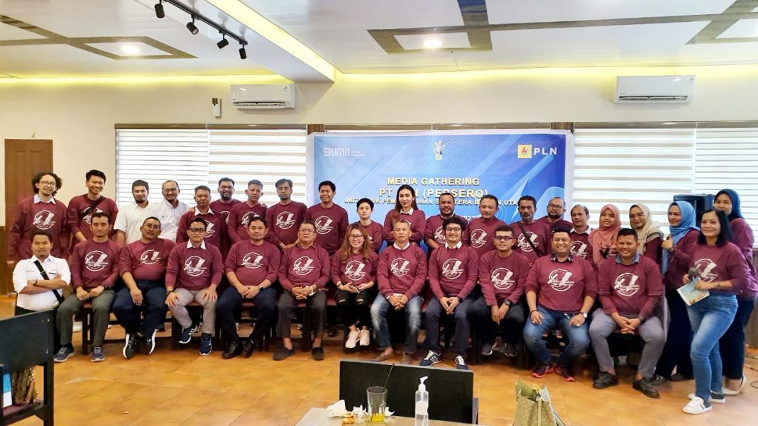 Foto bersama pada kegiatan Media Gathering akhir tahun yang digelar PLN UIP Sumbagut di Medan.