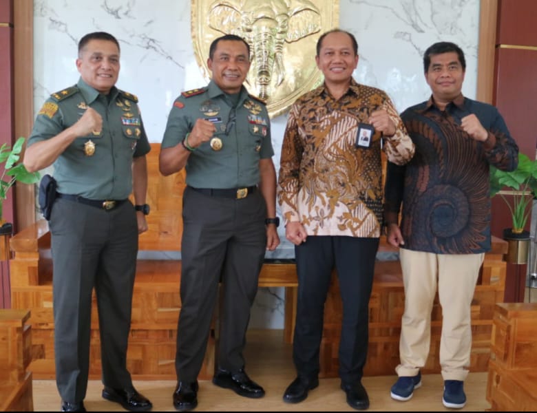 General Manager PLN UIP SBU Octavianus Duha dan GM UID Aceh Parulian Noviandri foto bersama Pangdam IM Mayjen TNI Mohamad Hasan dan Irdam IM Brigjen TNI Niko Fahrizal.