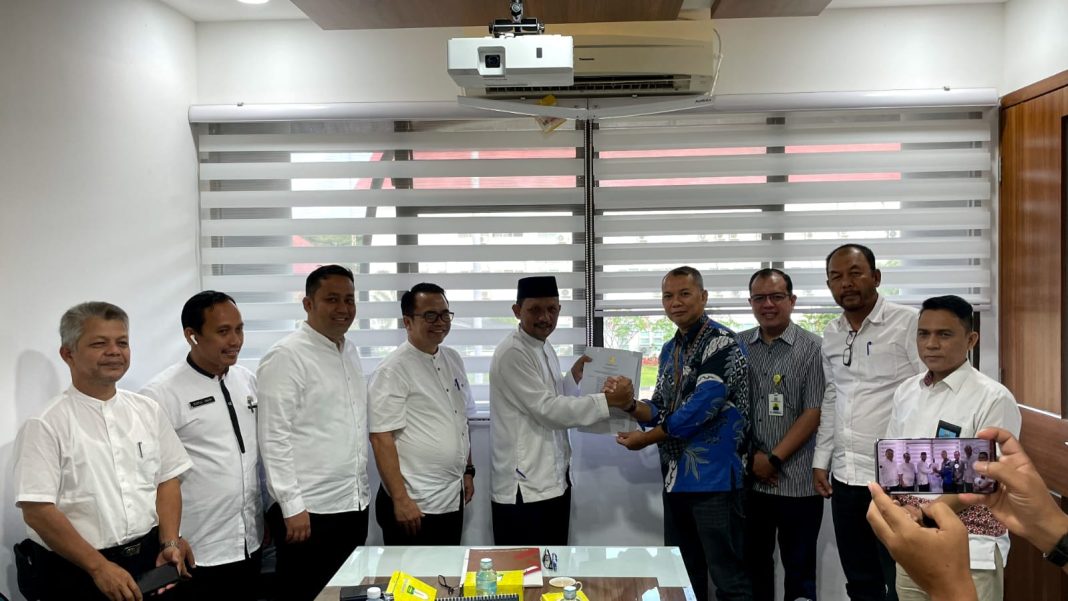 Asisten Pemerintahan dan Keistimewaan Sekda Aceh Dr M Jafar SH MHum menyerahkan SK ijin penetapan lokasi PLTA Kumbih 3 kepada Senior Manager Perijinan Pertanahan dan Komunikasi PLN UIP Sumbagut Cokky Anthonius Ferry Yuska B dalam 'Rapat Konsolidasi dan Serah Terima SK Ijin Penetapan Lokasi PLTA Kumbih-3 (45 MW)' di Aceh.