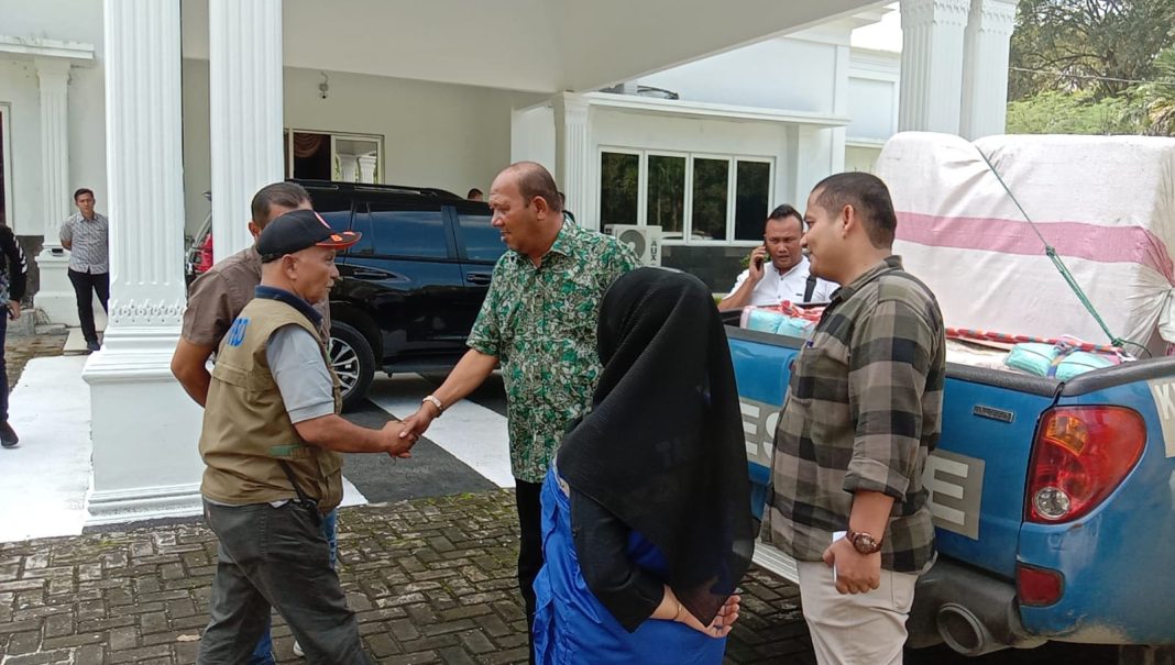 Plt Bupati Langkat H Syah Afandin SH memberikan bantuan kepada para korban banjir di dua kecamatan Kabupaten Langkat.