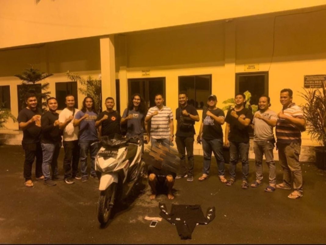 Pelaku RL (jongkok) beserta barang bukti sepeda motor setelah diamankan di Mapolsek Medan Sunggal.